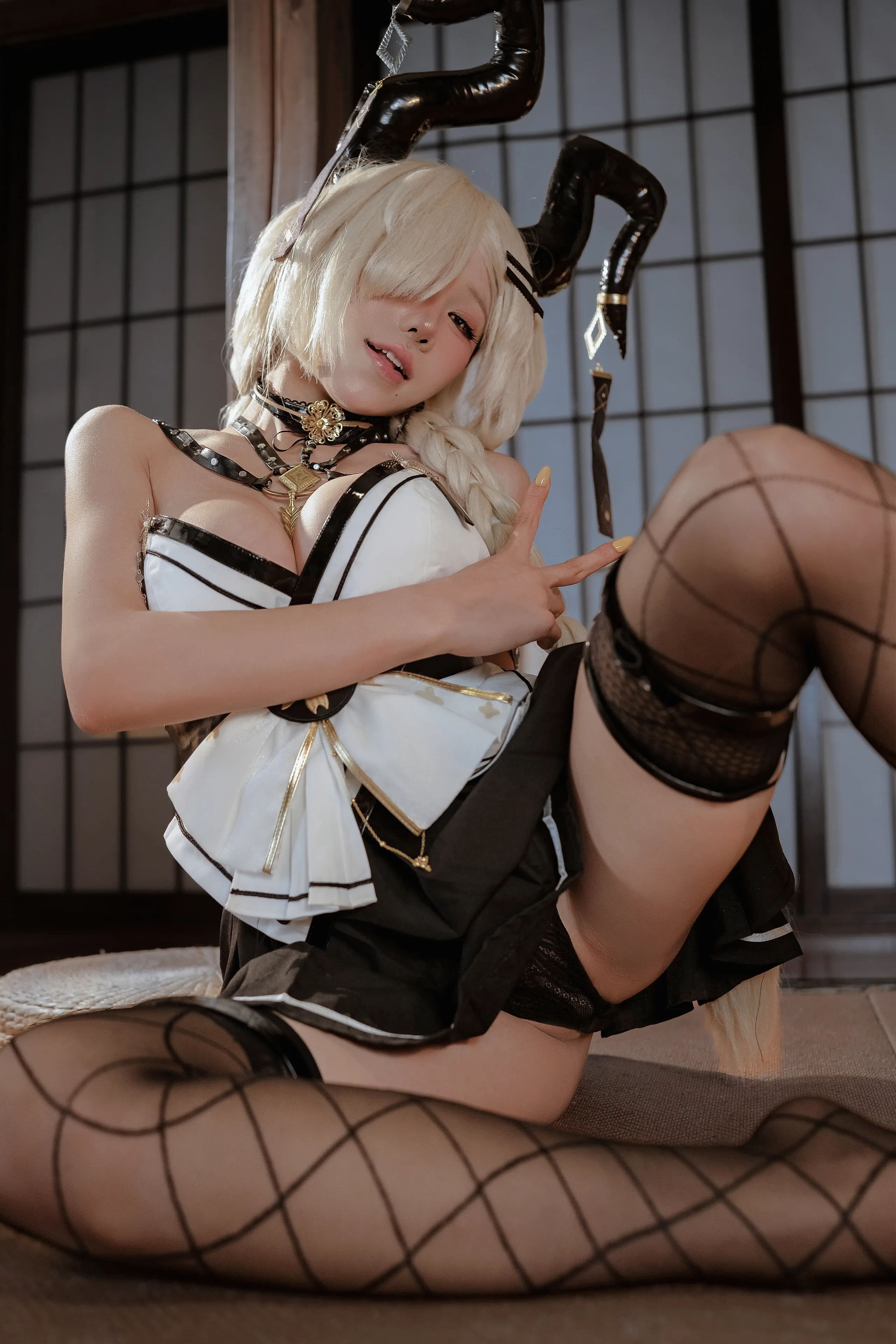 Yiko ẩm Rabbit - Azure Blue Rout the Moon đang nhìn vào mặt trăng trong giây lát