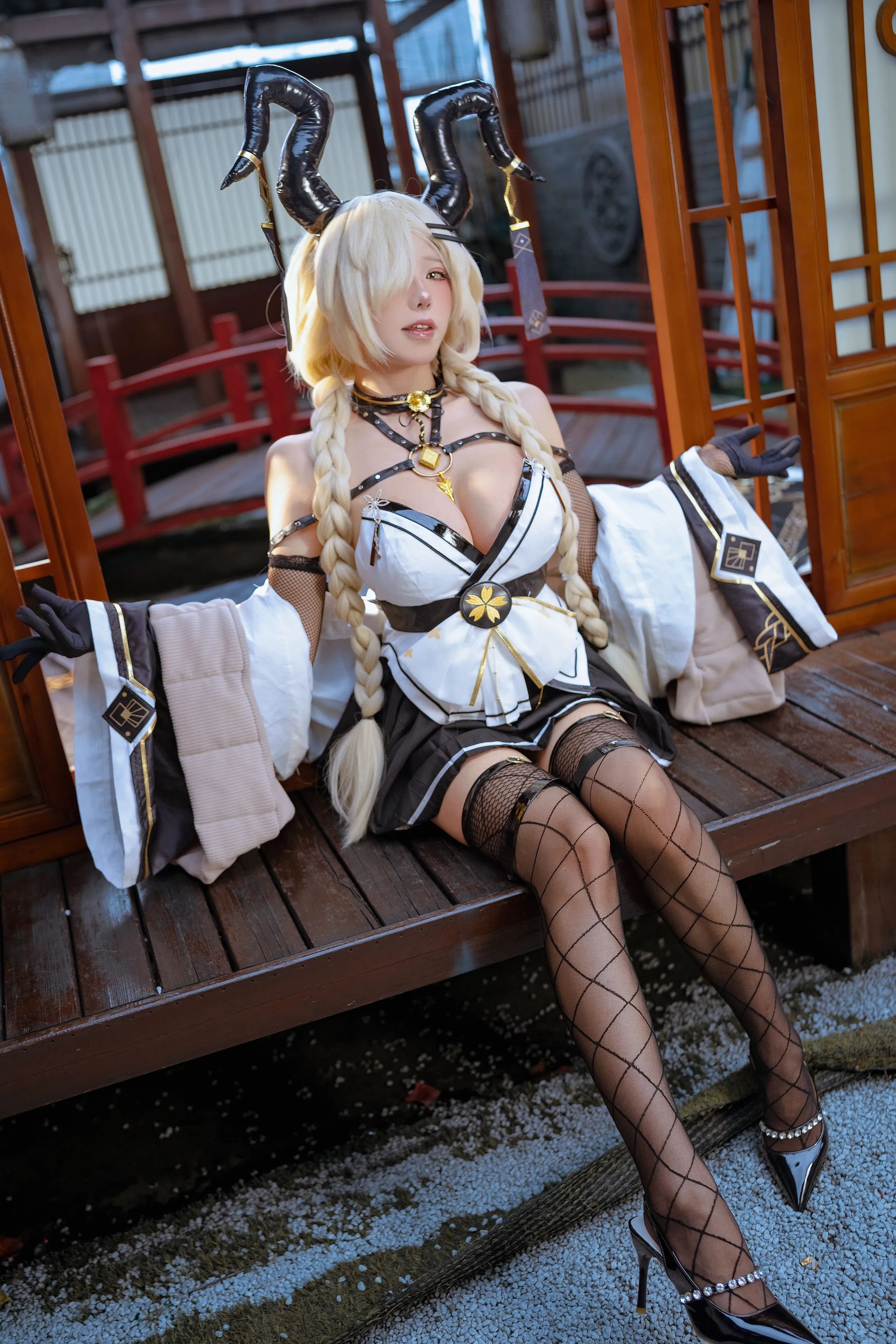 Yiko ẩm Rabbit - Azure Blue Rout the Moon đang nhìn vào mặt trăng trong giây lát