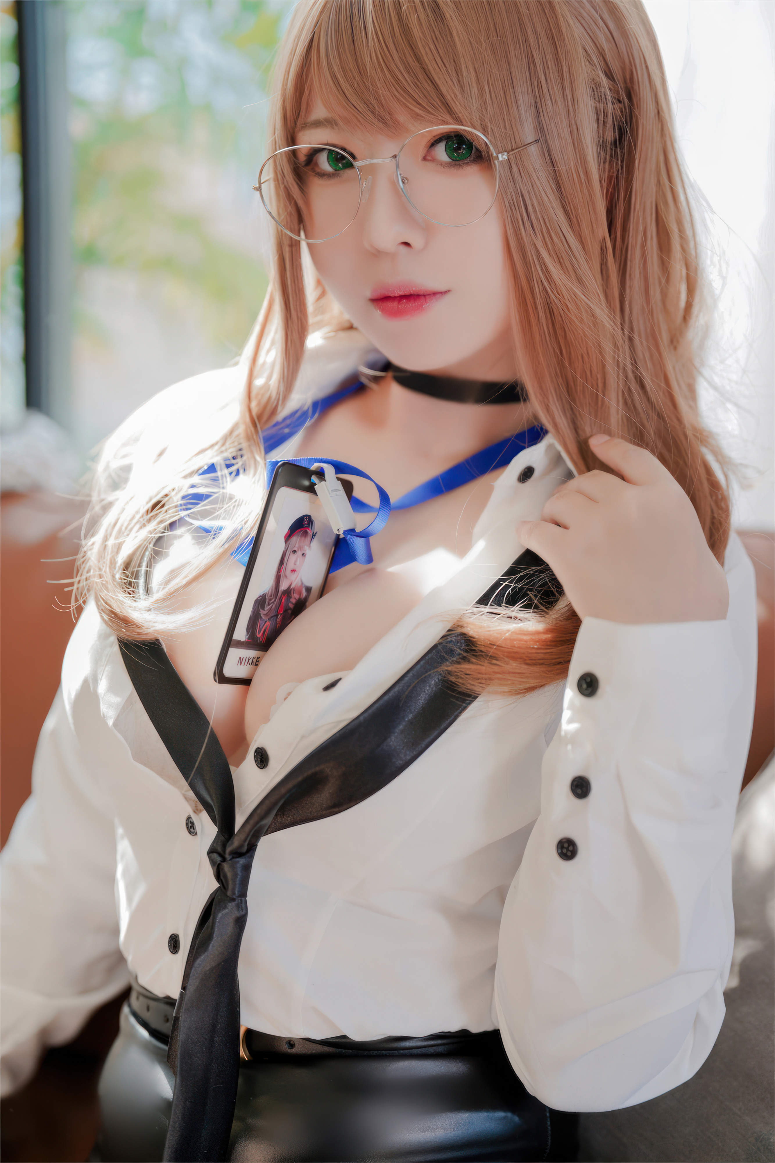 Half Half Son - Nữ thần chiến thắng: Thư ký Nikki Emma