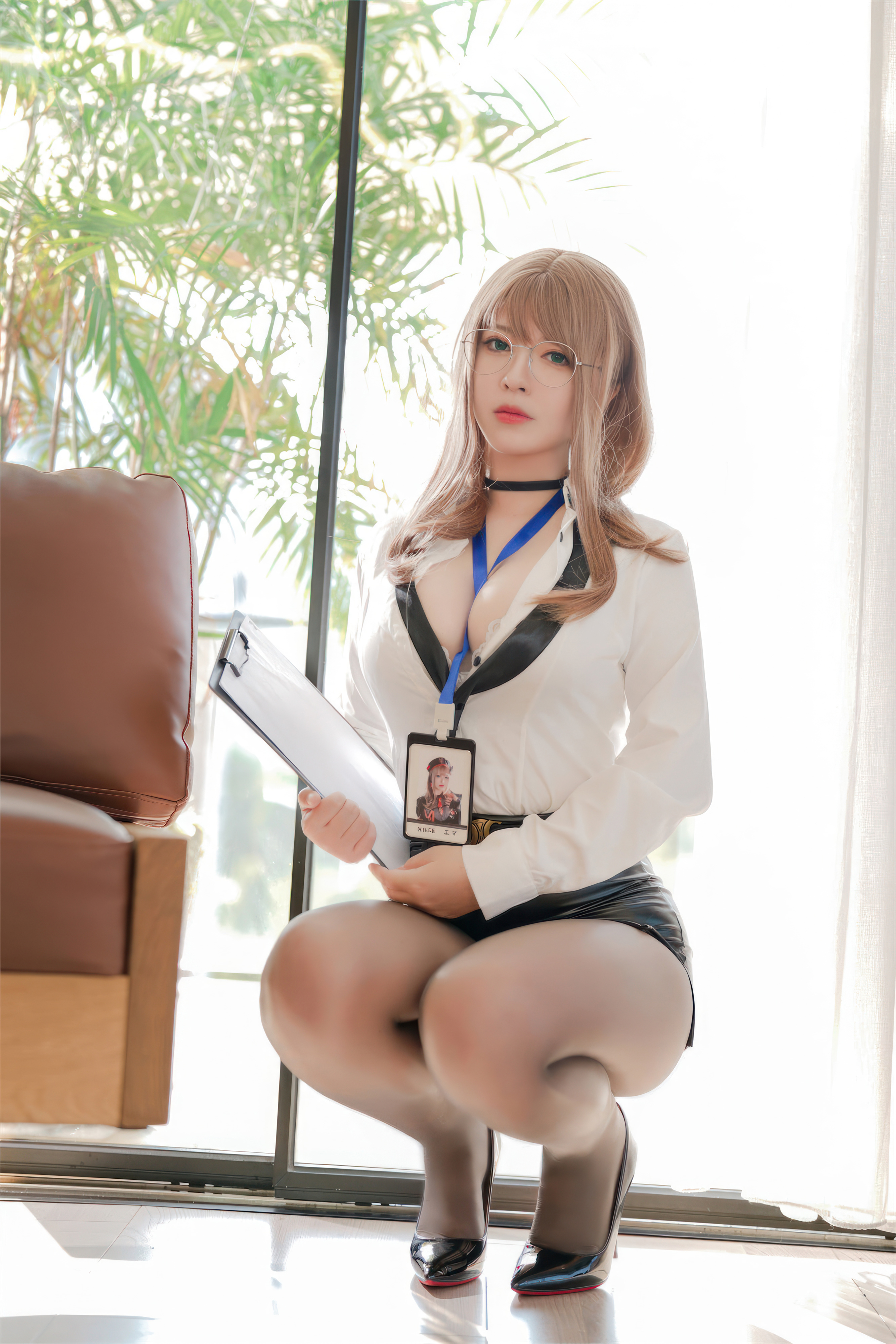 Half Half Son - Nữ thần chiến thắng: Thư ký Nikki Emma