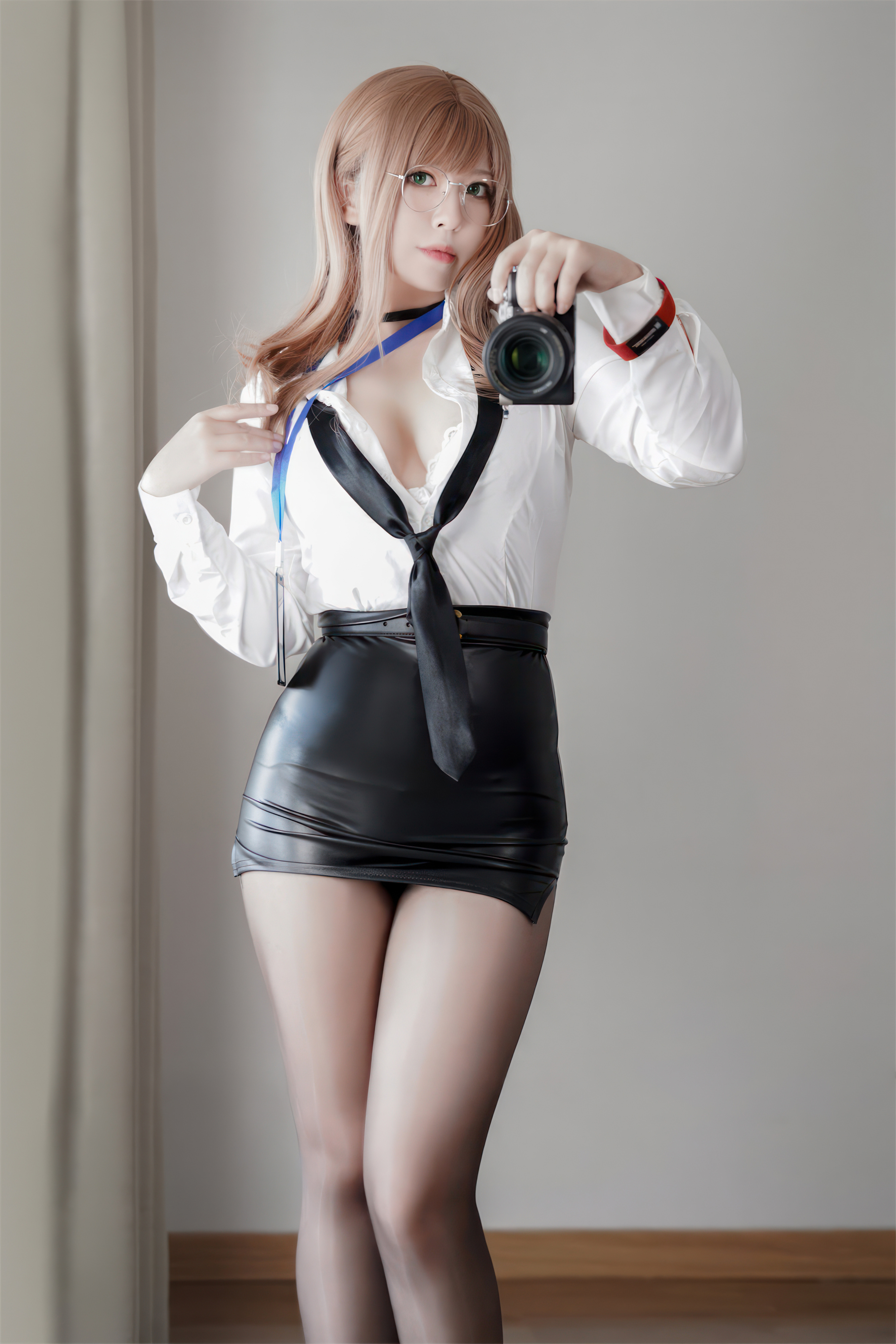 Half Half Son - Nữ thần chiến thắng: Thư ký Nikki Emma