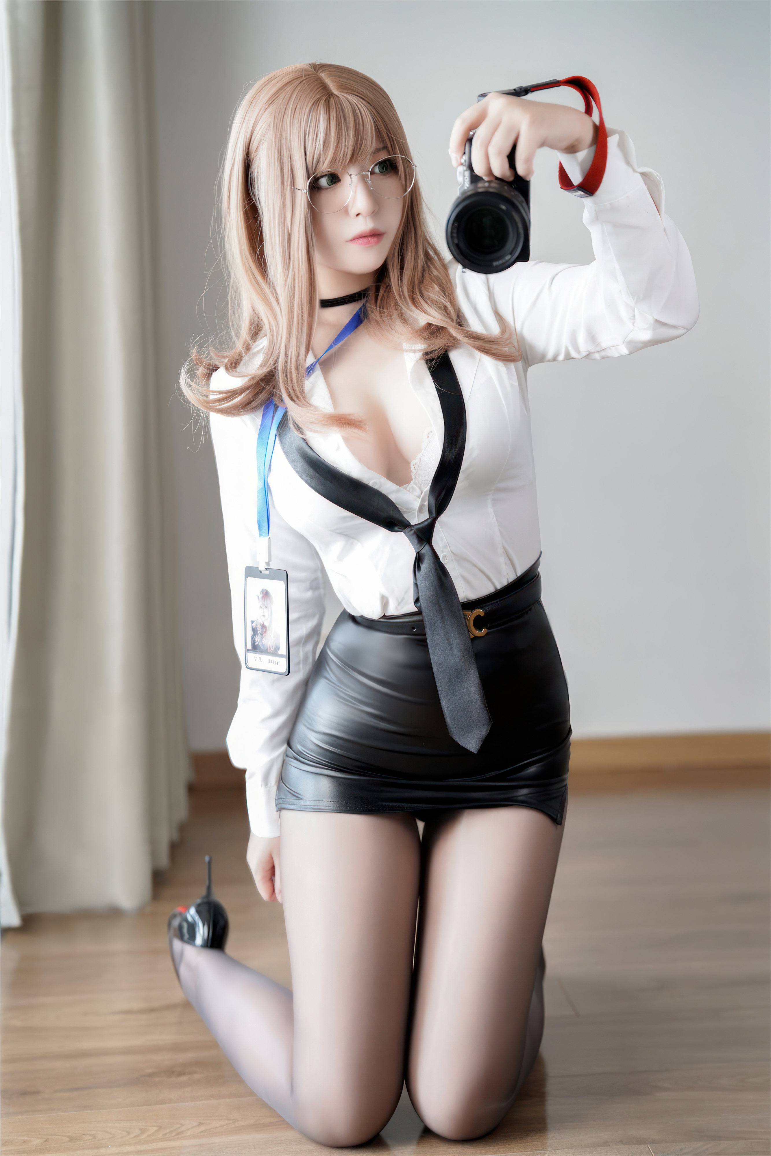 Half Half Son - Nữ thần chiến thắng: Thư ký Nikki Emma