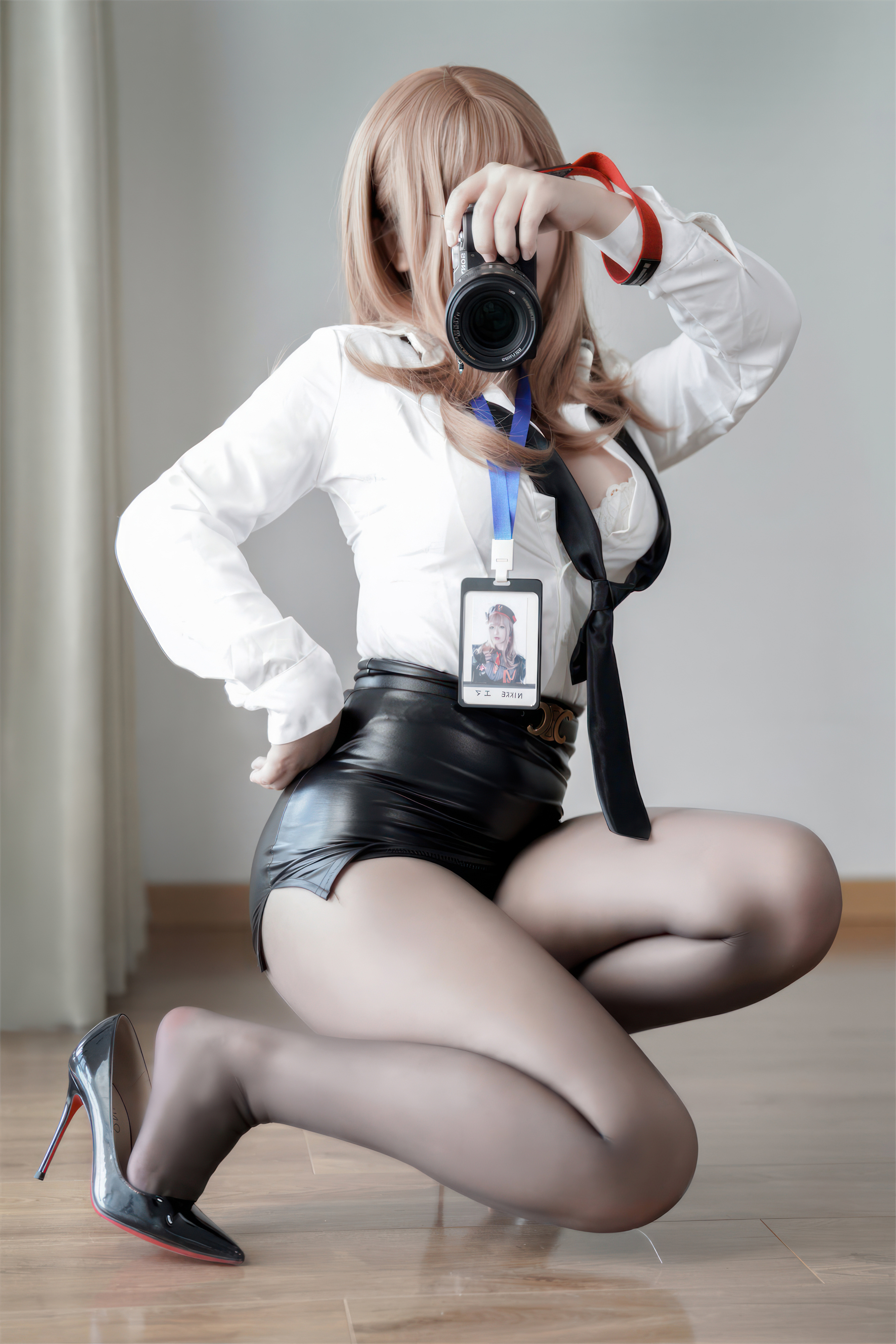 Half Half Son - Nữ thần chiến thắng: Thư ký Nikki Emma