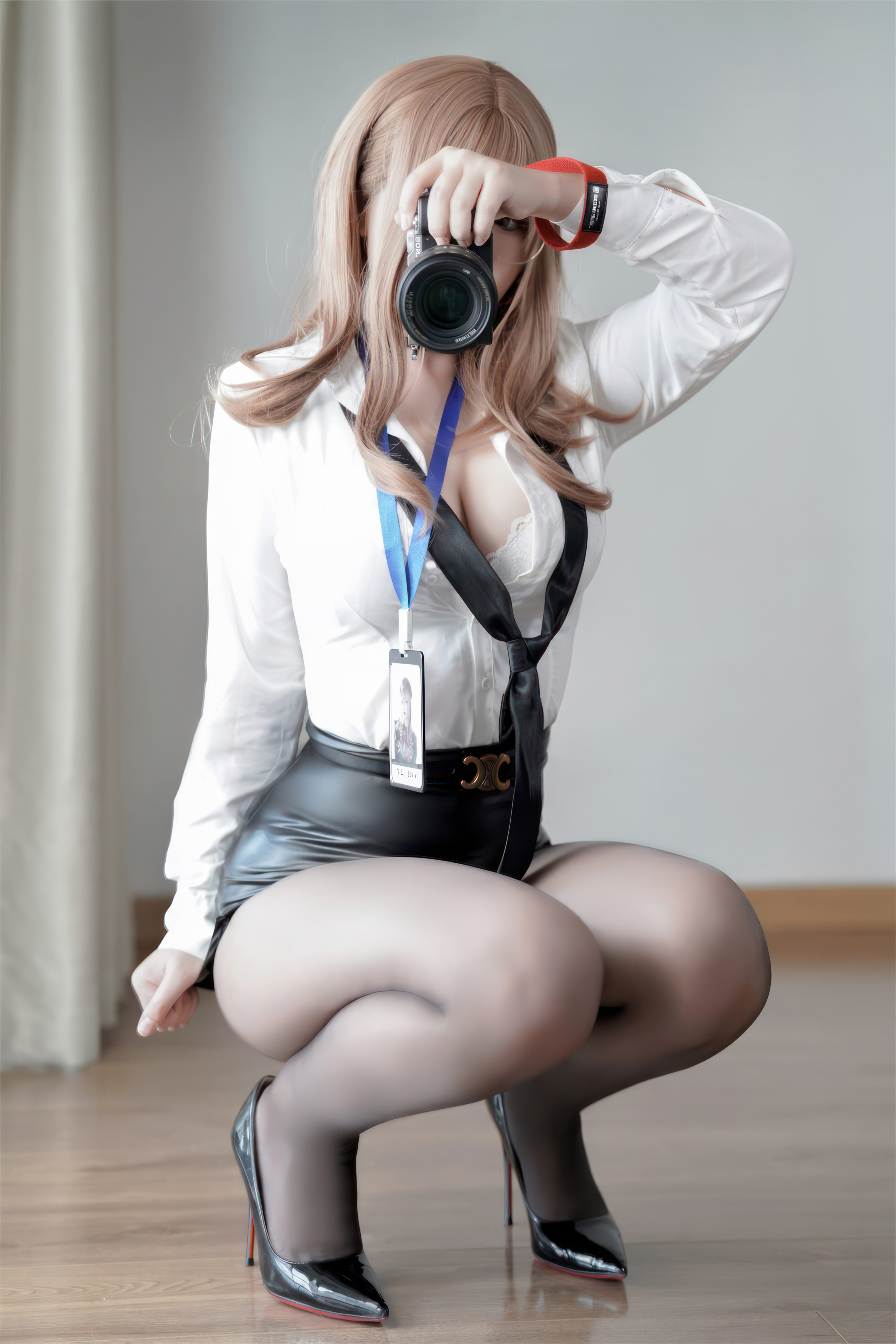 Half Half Son - Nữ thần chiến thắng: Thư ký Nikki Emma