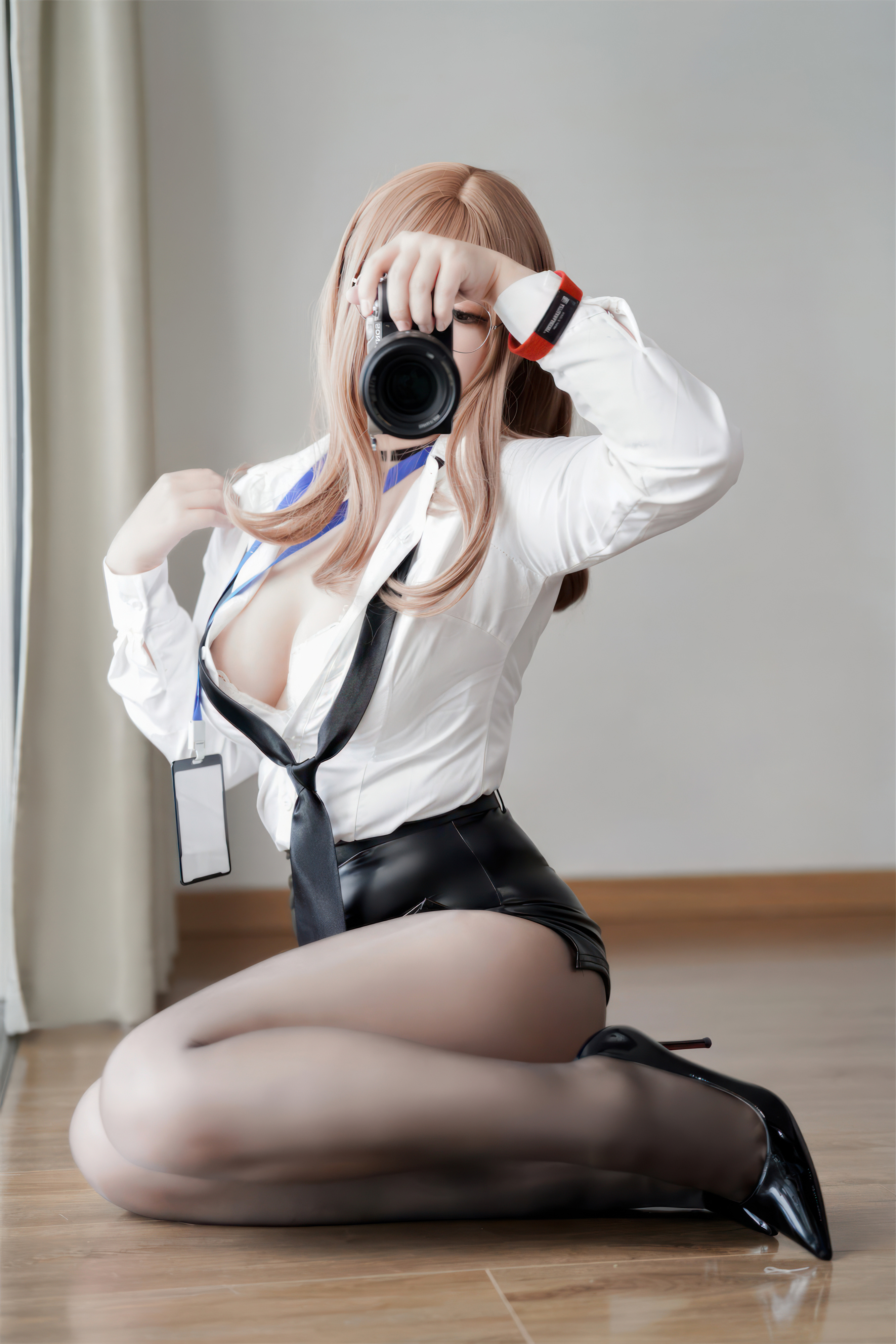 Half Half Son - Nữ thần chiến thắng: Thư ký Nikki Emma