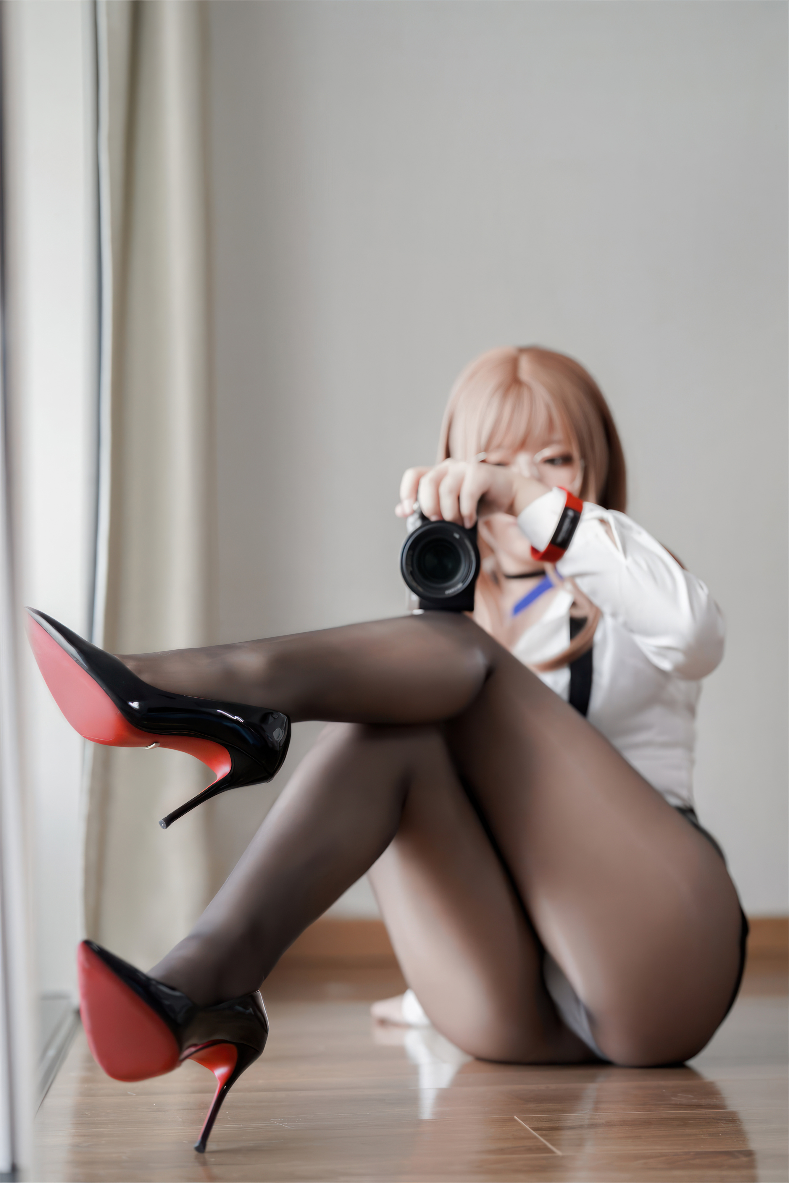 Half Half Son - Nữ thần chiến thắng: Thư ký Nikki Emma