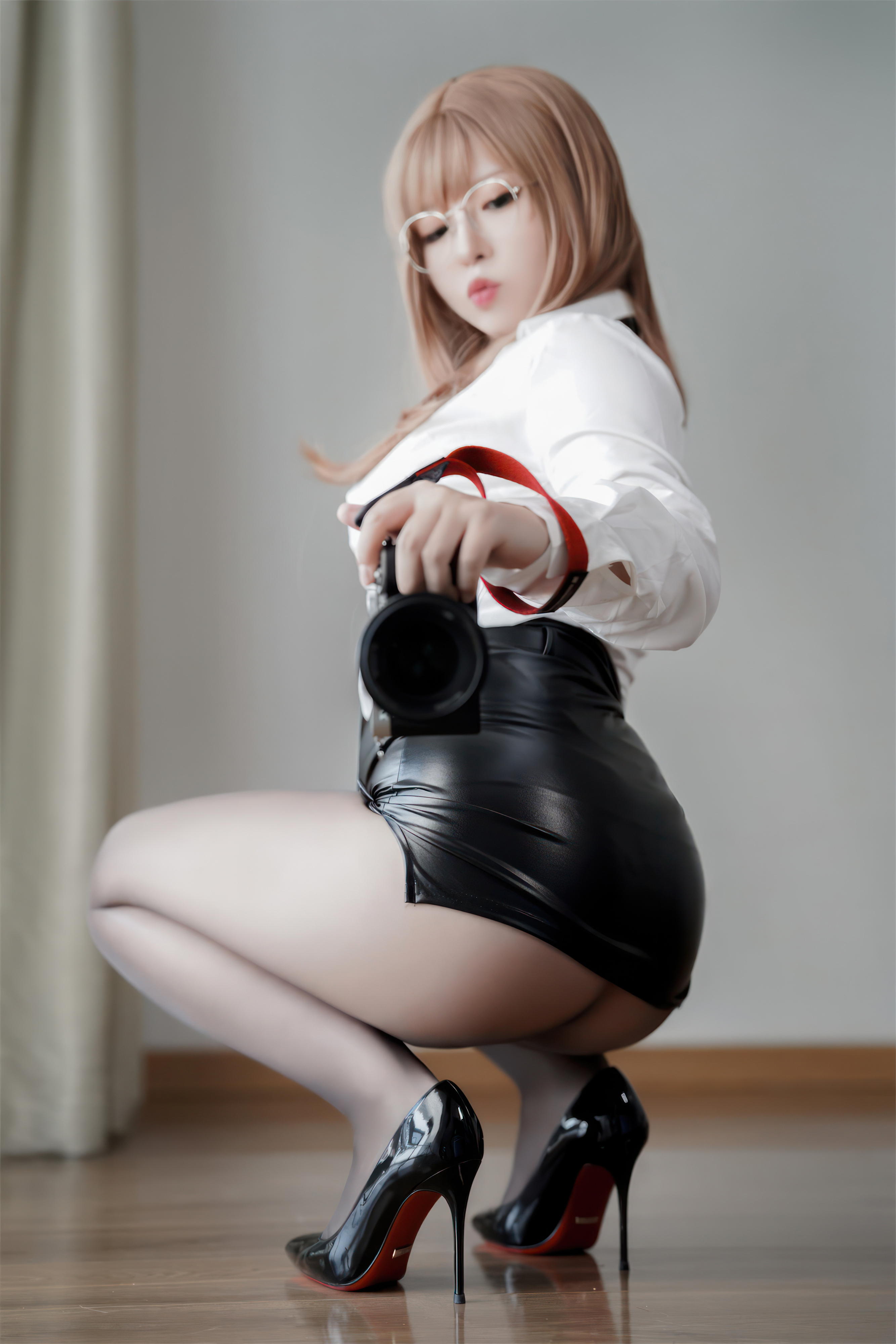 Half Half Son - Nữ thần chiến thắng: Thư ký Nikki Emma