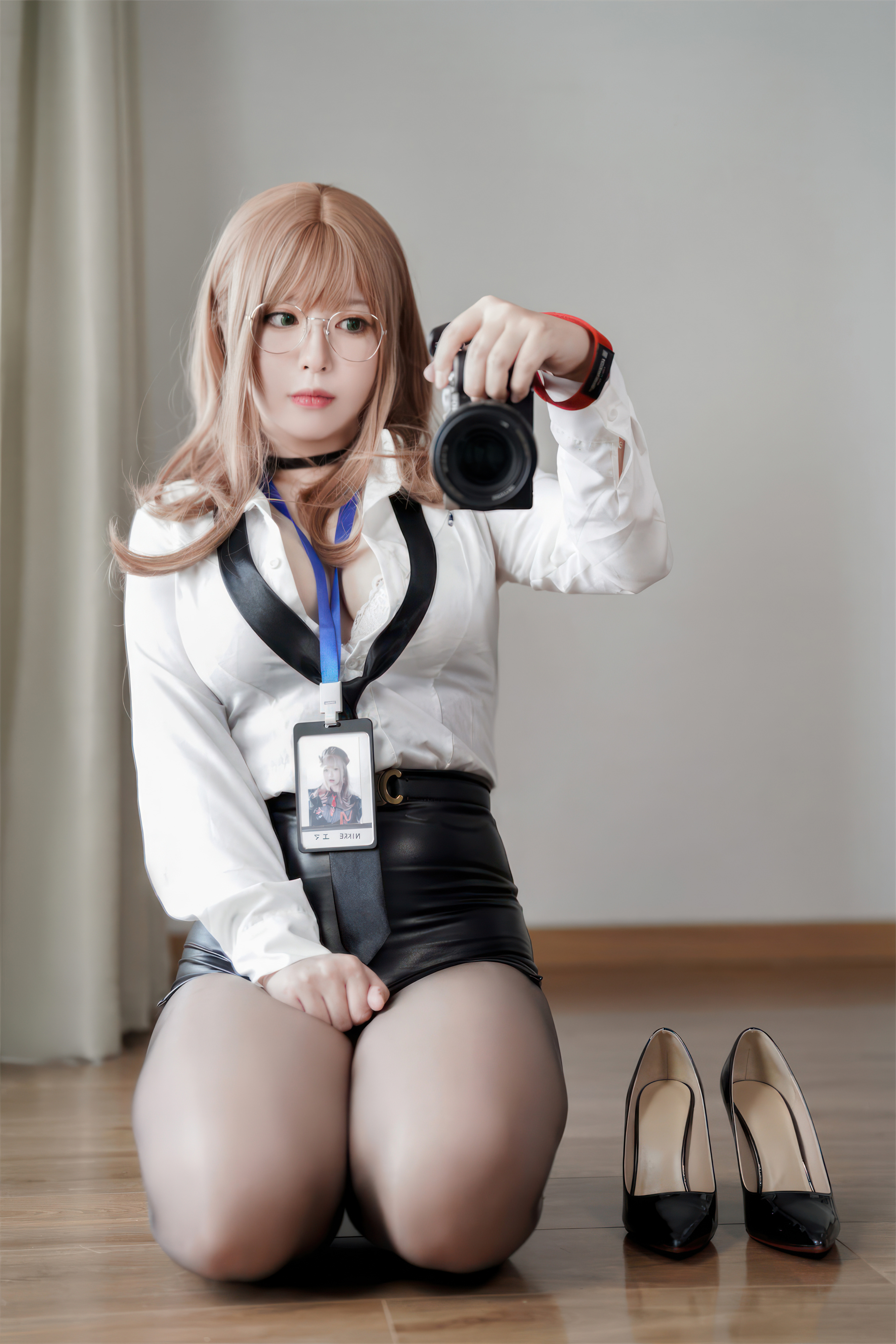 Half Half Son - Nữ thần chiến thắng: Thư ký Nikki Emma