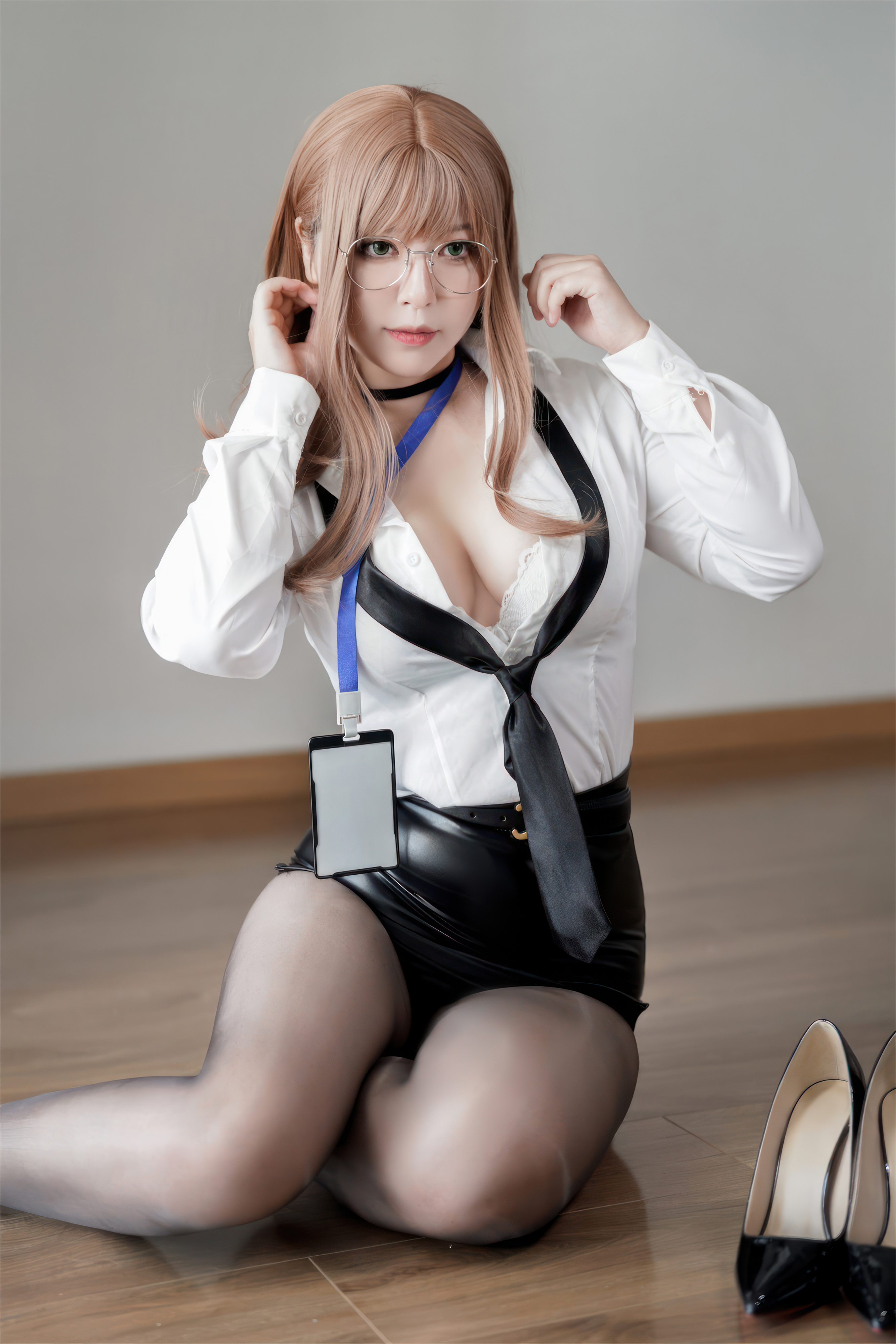 Half Half Son - Nữ thần chiến thắng: Thư ký Nikki Emma