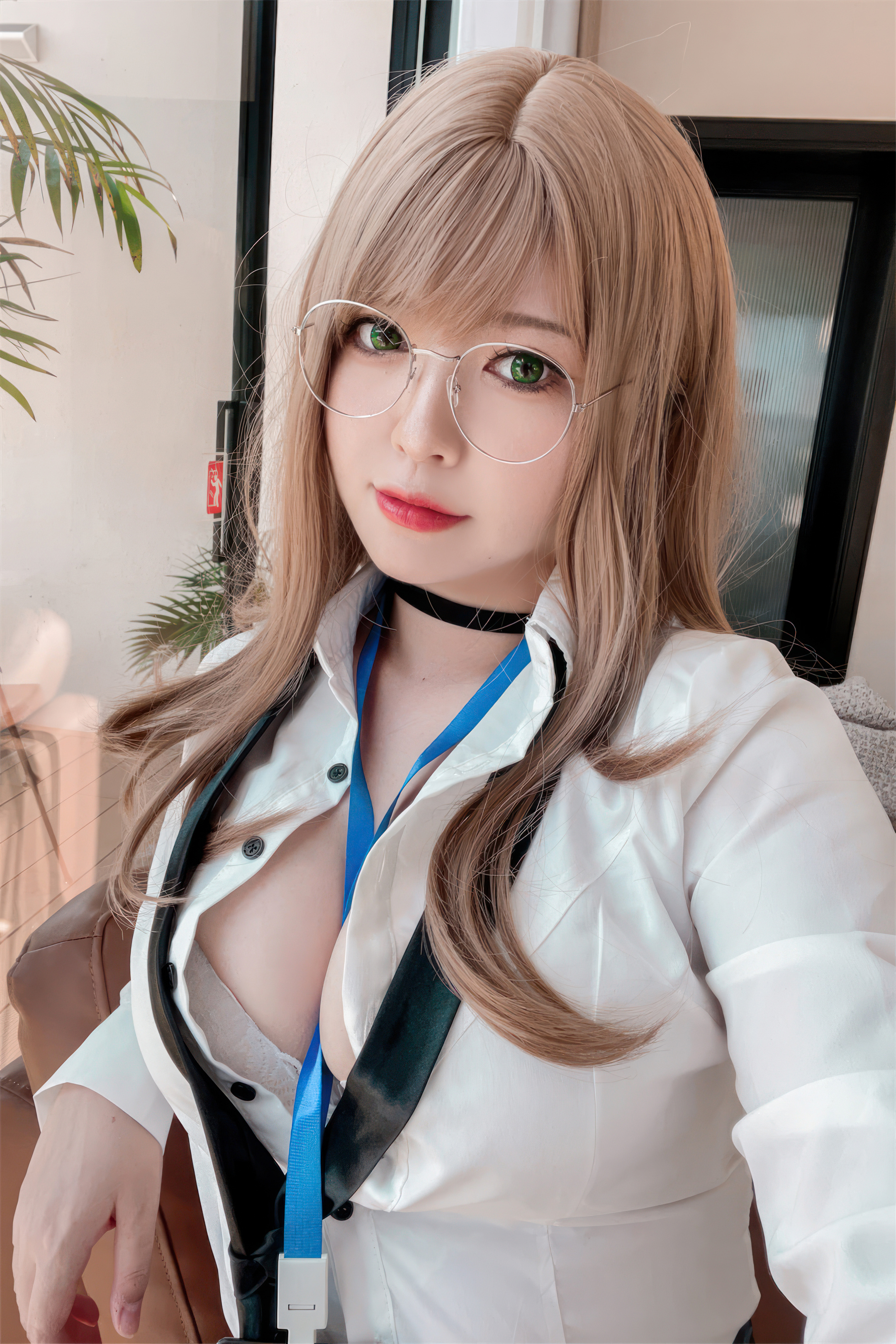 Half Half Son - Nữ thần chiến thắng: Thư ký Nikki Emma