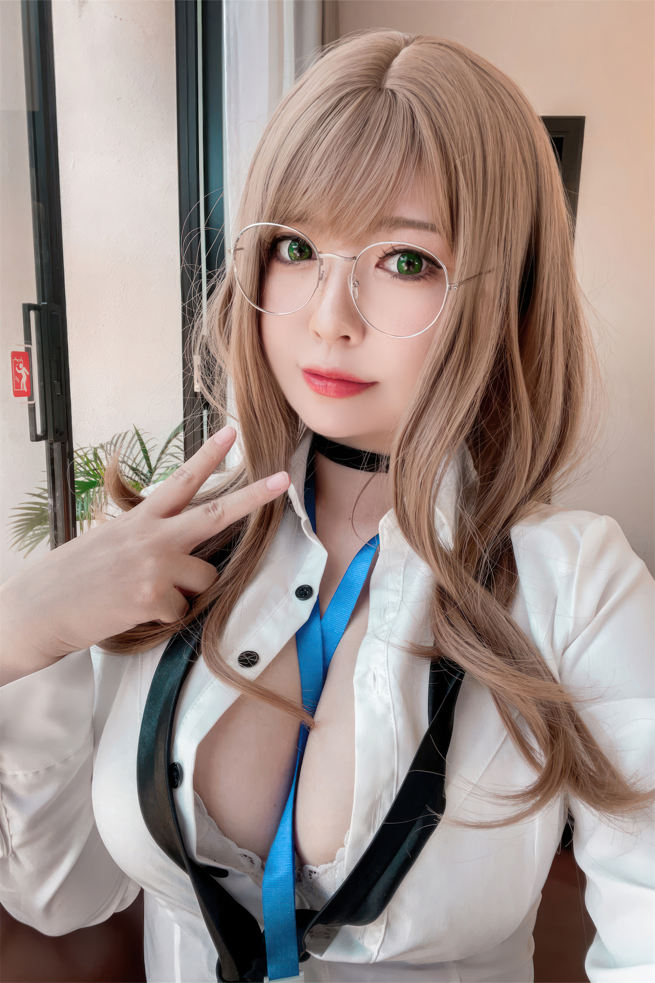 Half Half Son - Nữ thần chiến thắng: Thư ký Nikki Emma