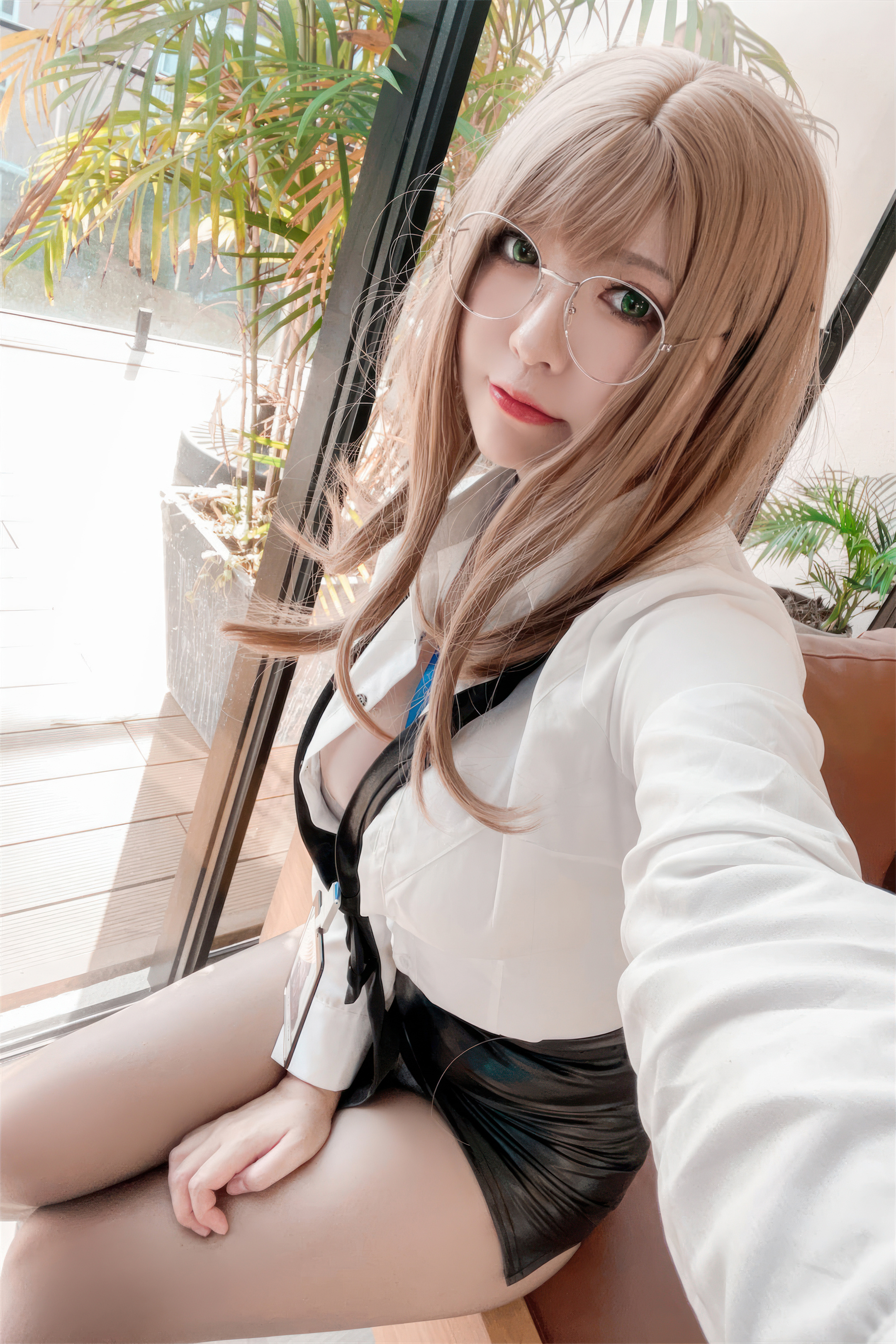 Half Half Son - Nữ thần chiến thắng: Thư ký Nikki Emma