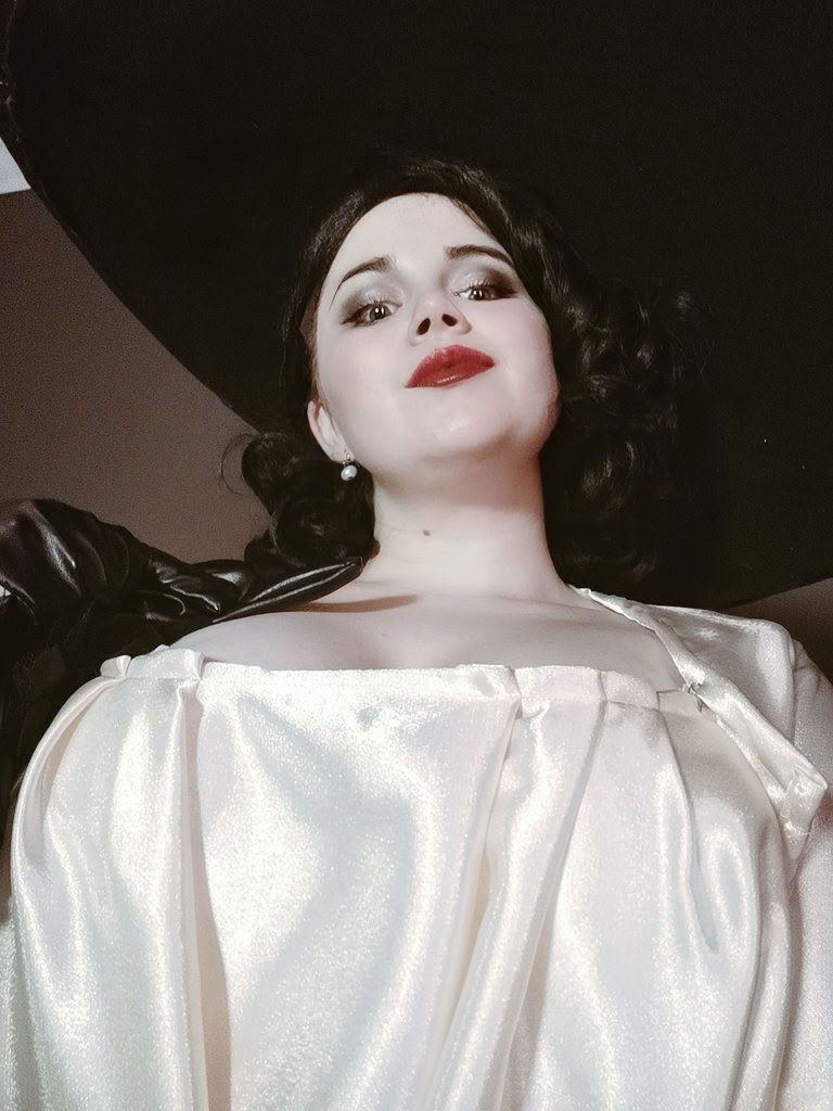 Elune - Quý cô Dimitrescu