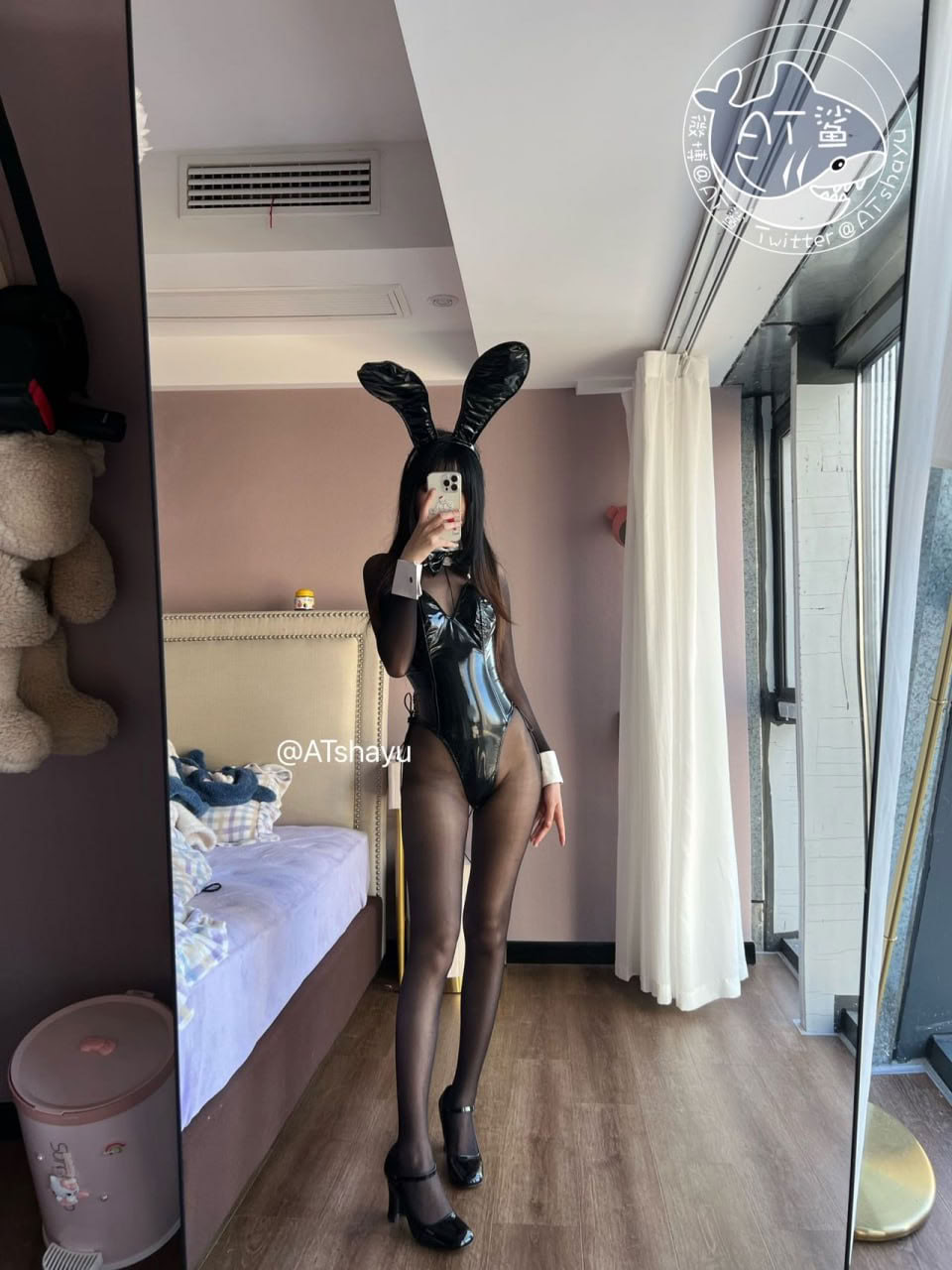 AT Shark - Thỏ đen có tất đen