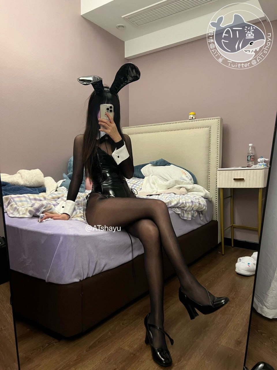 AT Shark - Thỏ đen có tất đen