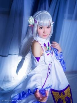 "Cuộc sống ở một thế giới khác từ đầu" Emilia c o s p l a y